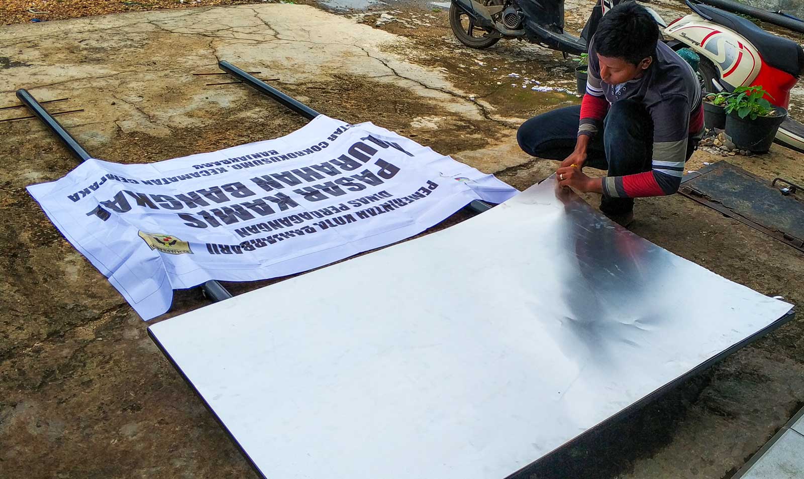 Banner Rangka Besi Holow Plat Alumunium